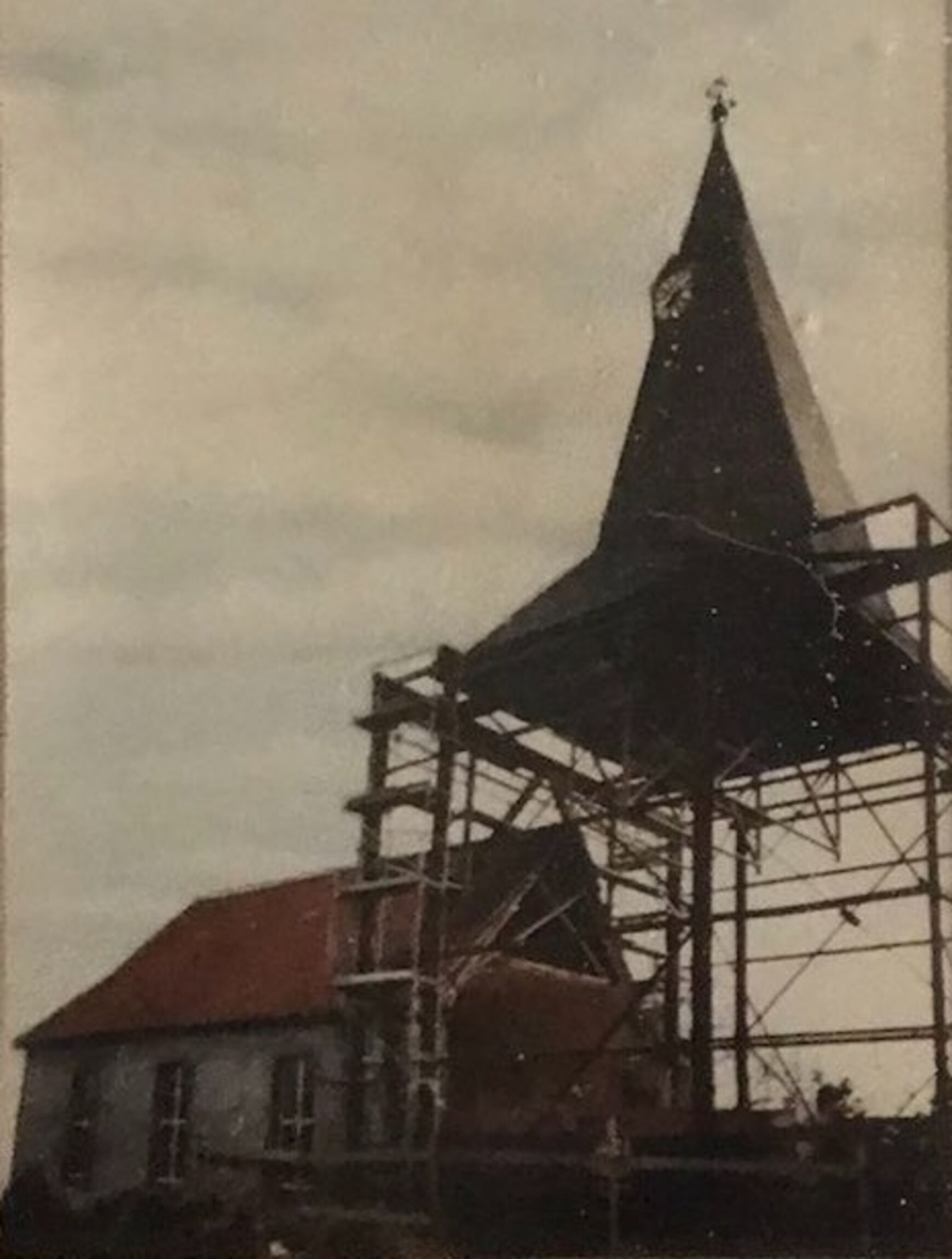 Turminstandsetzung St. Dionys Hotteln 1986 - Turmhaube auf Gerüst