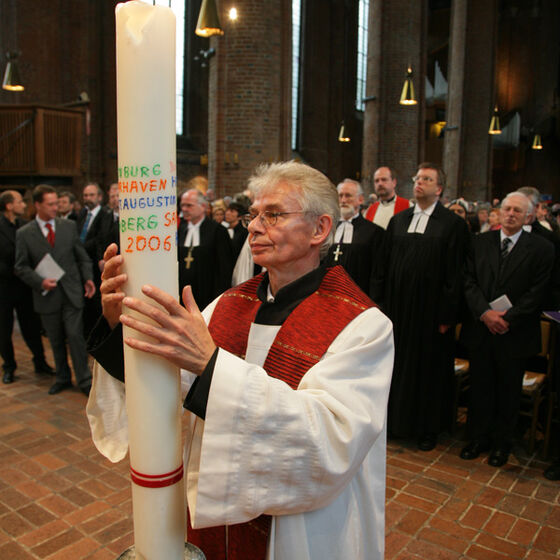 Pfarrer Hajo Osseforth stellt die Kerze der Dritten Europäischen Ökumenischen Versammlung auf