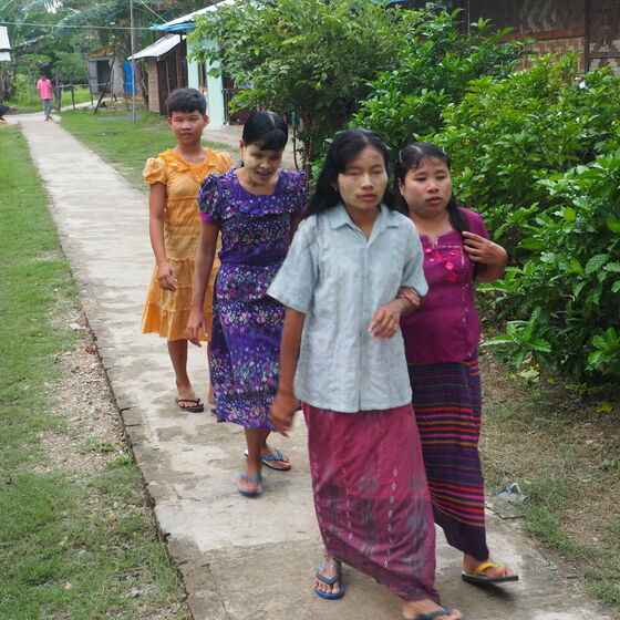 Vier Mädchen der Bawa Thit Blindenschule, Myanmar