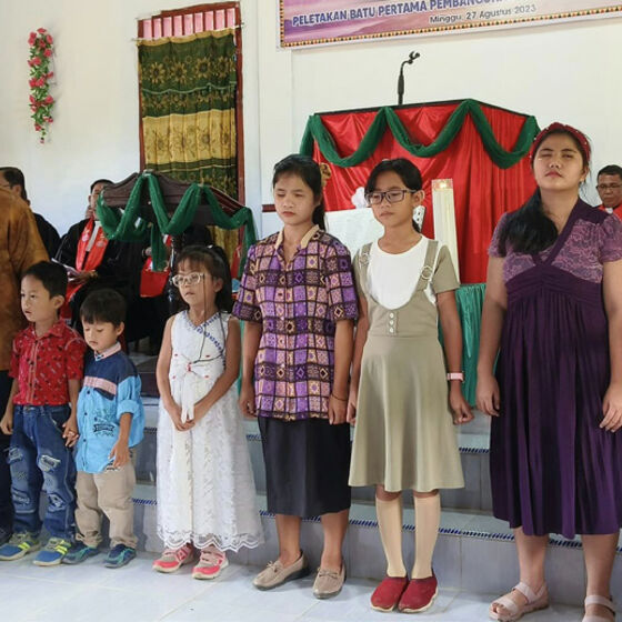 Die Kinder und Jugendlichen des Ausbildungszentrums von Nias besuchen einen Gottesdienst