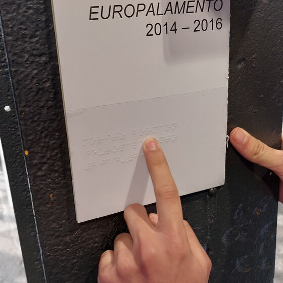 Europalamento - Moritz Bormann - ein Junge liest den Namen in Blindenschrift
