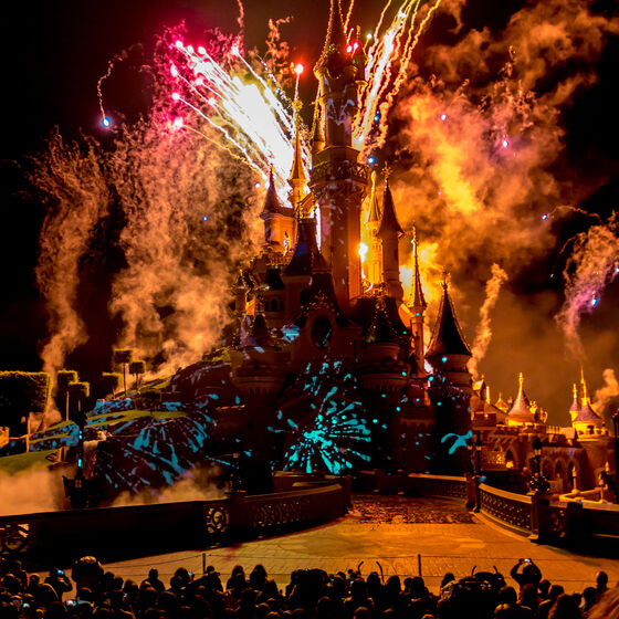 Feuerwerk über dem Schloss im Disneyland Paris