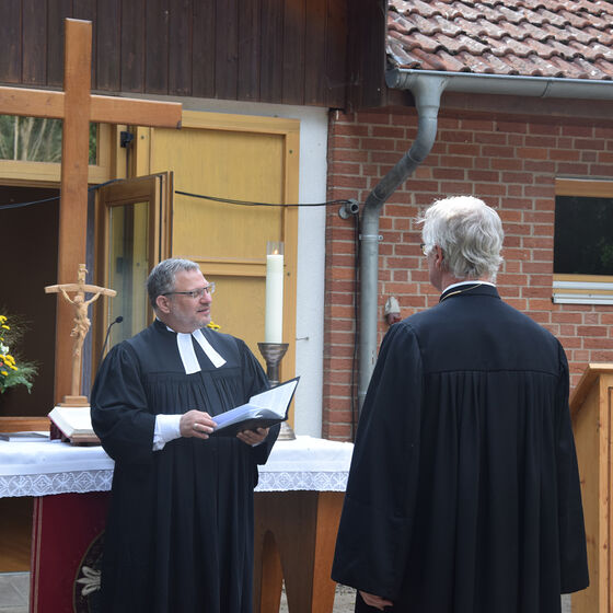 Pastor André Dittmann (2. stv. Superintendent) entpflichtet Pastor Edelmann