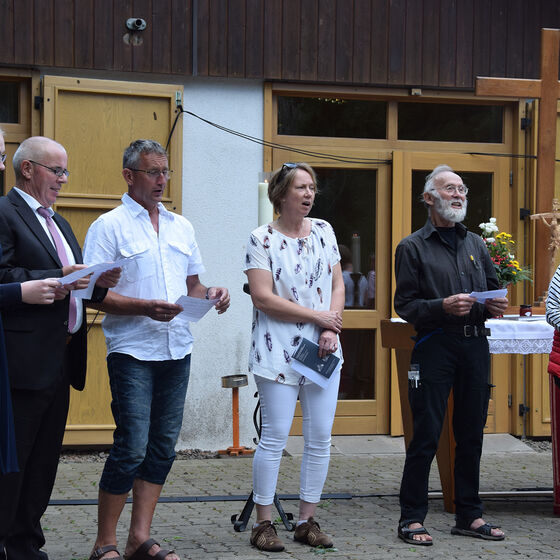 Mitglieder des ehemaligen Kirchenchores singen für Pastor Edelmann