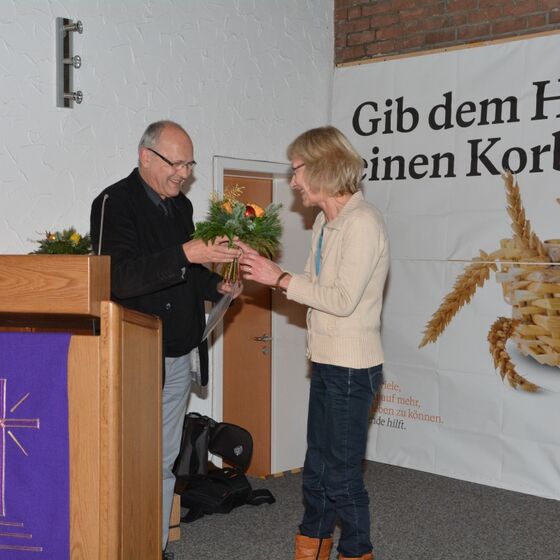 Blumen und Urkunde gab es u.a. für Kita-Mitarbeiterin Monika Schwarz für ihr 25jähriges Dienstjubiläum