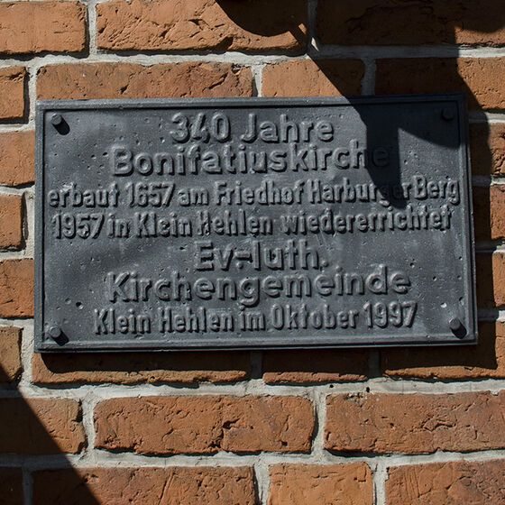Schild am Eingang zur Bonifatiuskirche