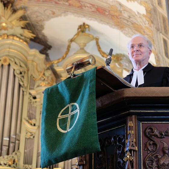 Regionalbischof Dr. Detlef Klahr hielt die Predigt im Abschiedsgottesdienst von Kirchenmusikdirektor Joachim Gehrold in der Lutherkirche in Leer die Predigt.
