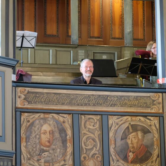 Seinen Abschiedsgottesdienst erlebte Kirchenmusikdirektor Joachim Gehrold von der Empore in der Lutherkirche in Leer aus, weil er dort oben das Oktett des Heinrich-Schütz-Chores dirigierte.