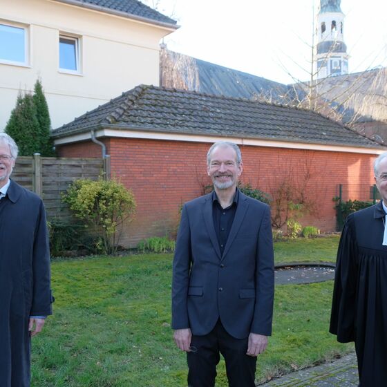 Regionalbischof Dr. Detlef Klahr (rechts) und Landeskirchenmusikdirektor Hans-Joachim Rolf (links) verabschiedeten Joachim Gehrold nach 18 Jahren als Kirchenmusikdirektor an der Lutherkirche in Leer in den Ruhestand.