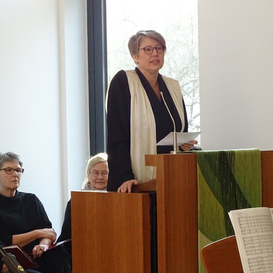 Pastorin Sabine Behrens prädigt