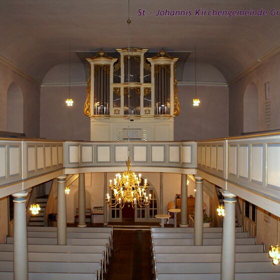 Kirchenschiff mit Blick auf die Orgel