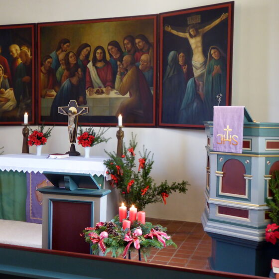 Altarraum der Kirche Voremberg zum Gottesdienst am 2. Advent 2017  | Foto B. Luehr