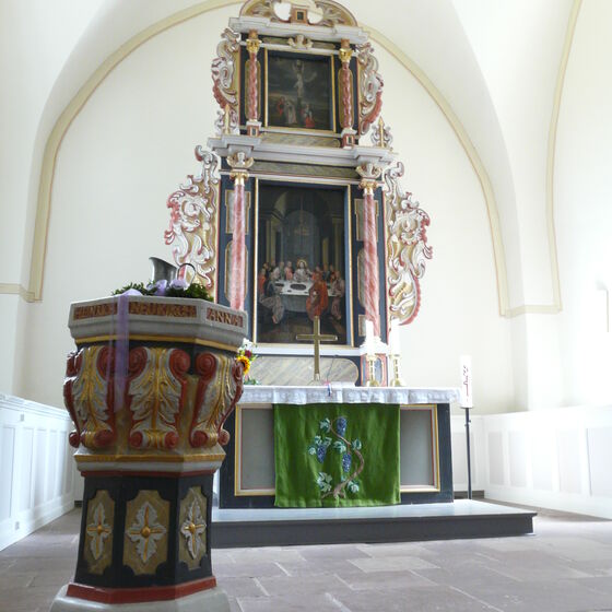  Taufstein und Altar | Foto Hellmold-Ziesenis