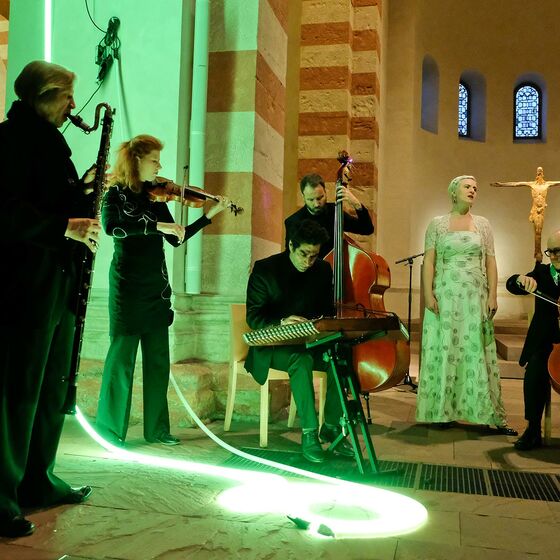 Ensemble Megaphon in der St. Michaeliskirche mit Lichtinszenierung von Franz Betz