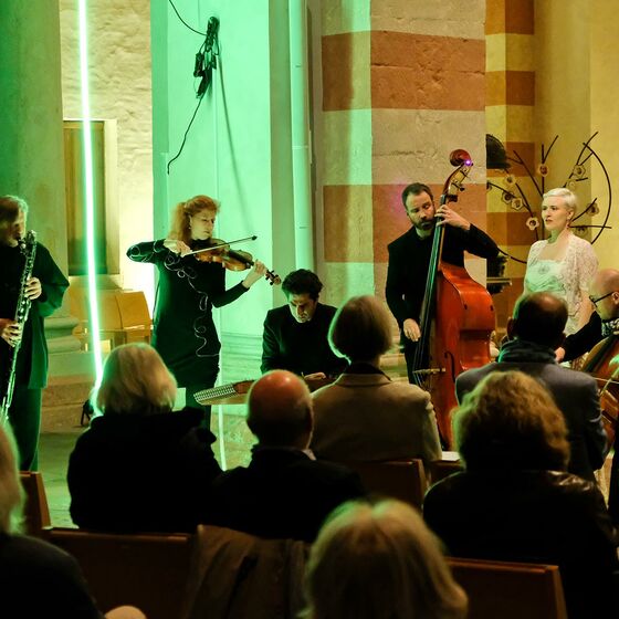Ensemble Megaphon in der St. Michaeliskirche mit Lichtinszenierung von Franz Betz