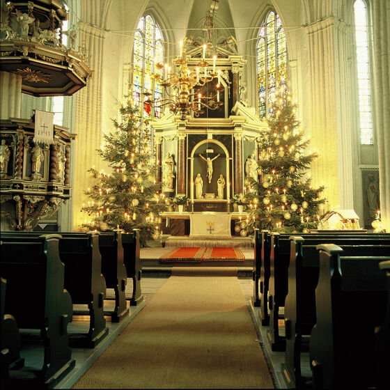 Wilhadi-Altar mit Kanzel zu Weihnachten