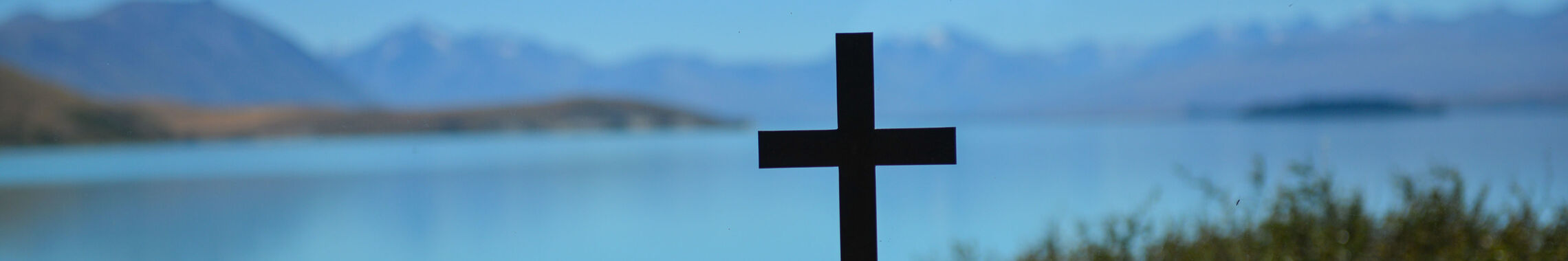 Neuseeland Suedinsel Kirche Wasser See Meer Altar Kreuz