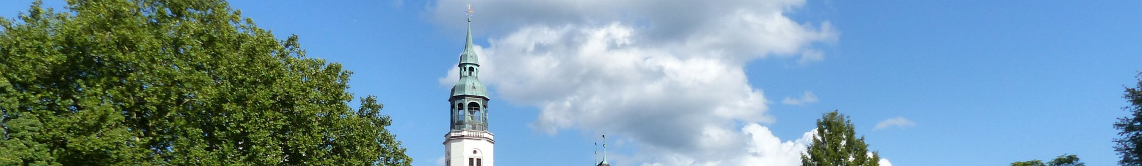 Kirchturm vor blauem Himmel