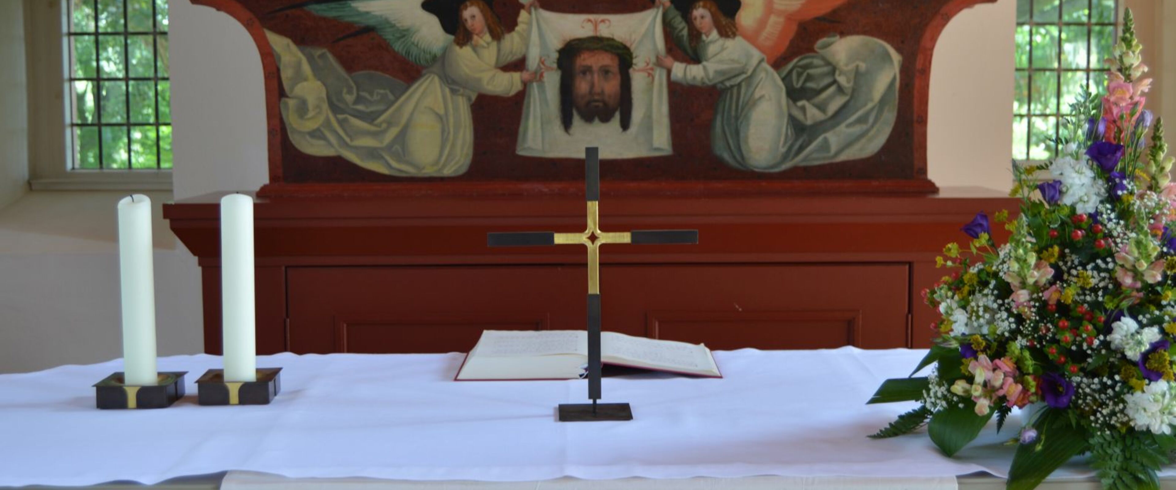 Altar mit Kreuz