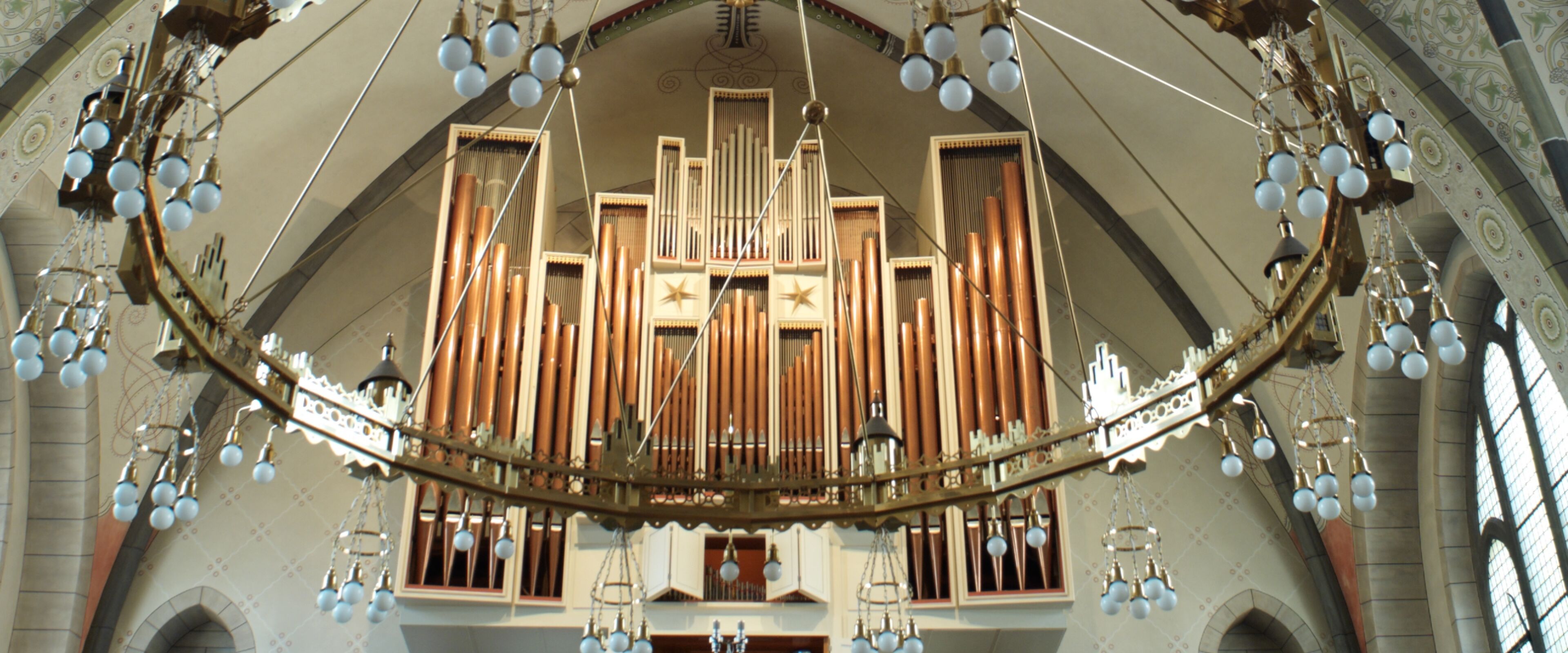 Orgel durch Radleuchter