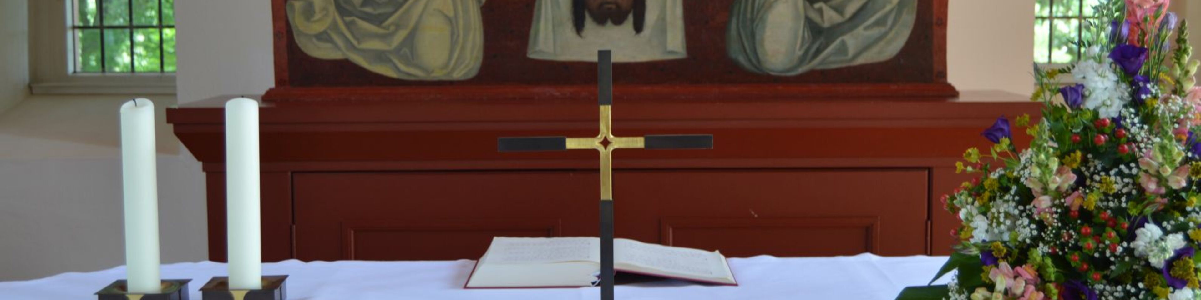 Altar mit Kreuz