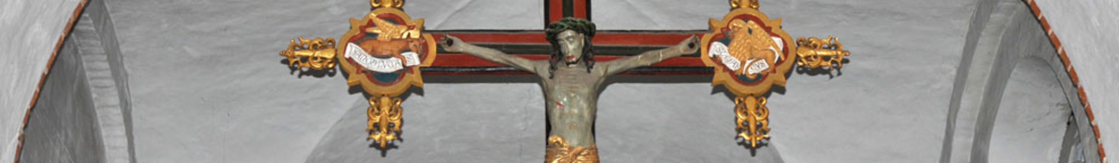 Jesuskreuz über dem Altar