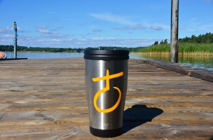 Kaffeebecher am See
