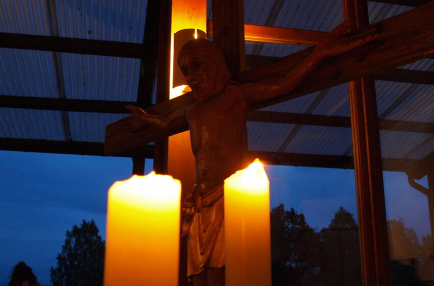 Kruzifix im Kerzenschein
