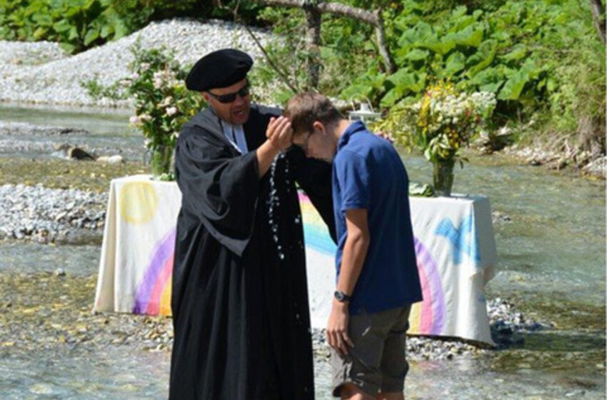 Taufe im Fluss (Pastor Rumberg mit jugendlichem Täufling)