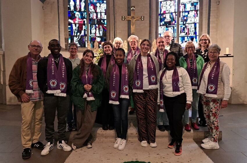 Das Pretoria-Partnerschaftskomitee mit Jugenddelegierten in der St.-Martinskirche Nienburg (Bild: M. Lechler)