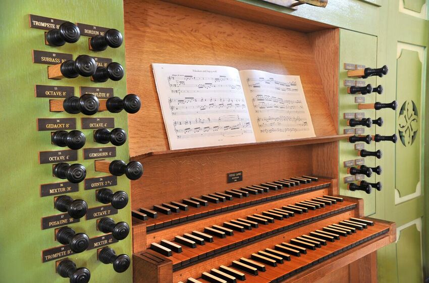 Orgel-Kroeger-Spieltisch von links-i