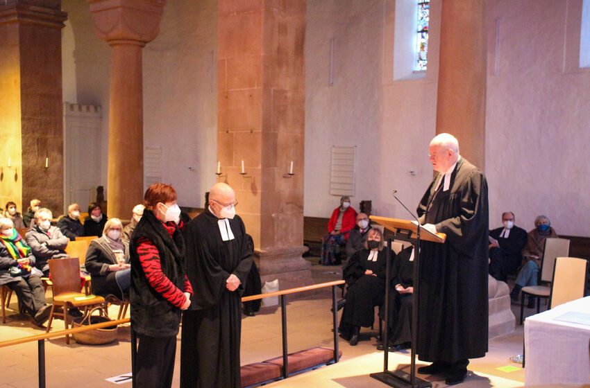 Regionalbischof Eckhard Gorka (von rechts) entpflichtete Superintendent Ulrich Wöhler, dem seine Frau Christine zur Seite stand.
