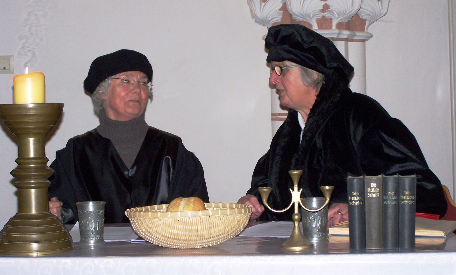 Edelgard Schlagmann und Wera Wessel als Philipp Melanchthon und Martin Luther bei der Präsentation von Hallo Luther 2010