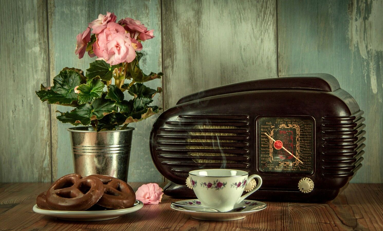 Kaffeetafel mit Radio 