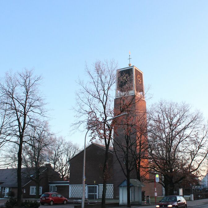 helle Kirche am Wintermorgen