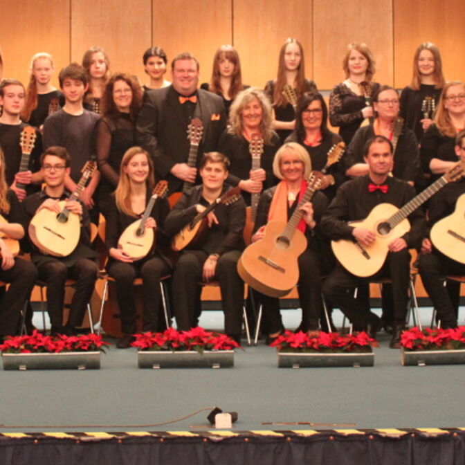 ZOW und Jugendorchester der Musikschule - gemeinsames Gruppenbild fzh 2015 2000