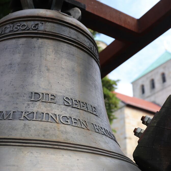 Die Seele zum Klingen bringen - Glocken vor dem Michaeliskloster.