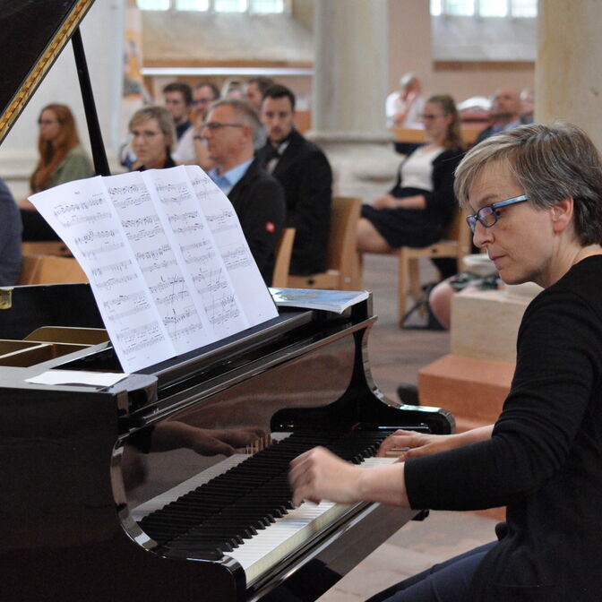 Angelika Rau-Culo spielt in der Michaeliskirche am Flügel.