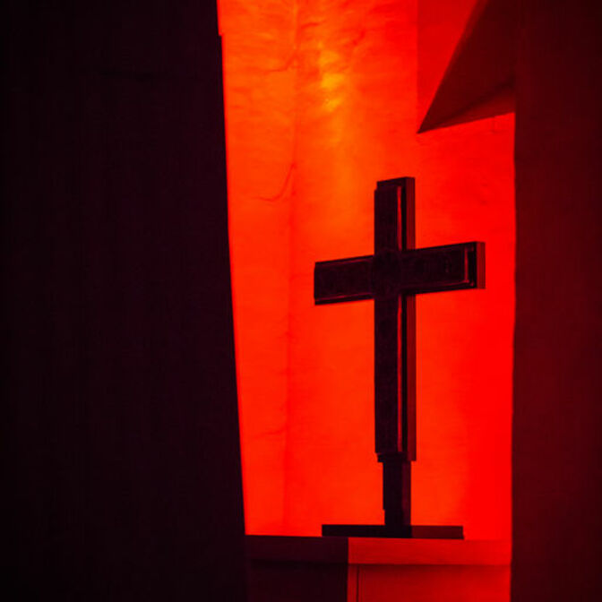 Kreuz im roten Licht