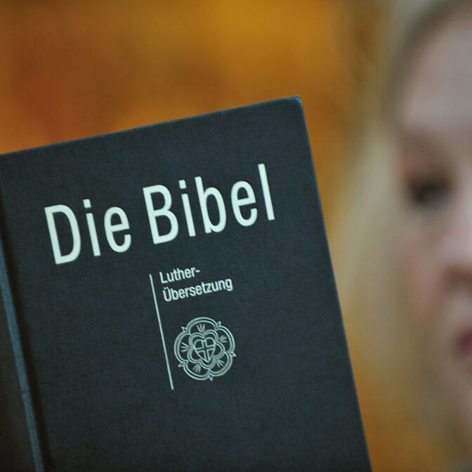 Bibel Luther Lutherbibel Reformation Reformationstag Frau